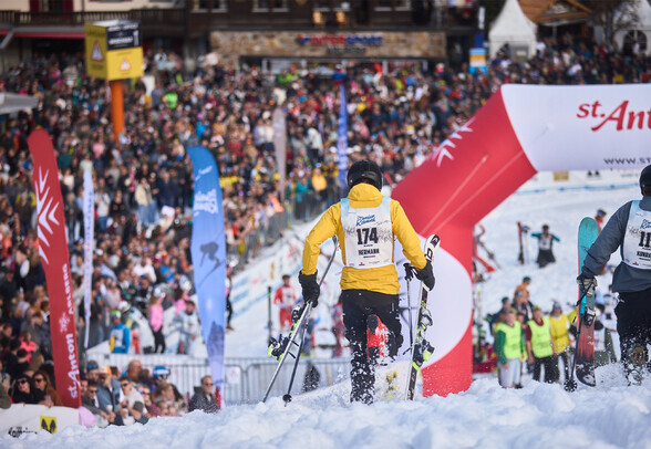 Zielbereich des Weissen Rausch mit Massen an Zusehern und einlaufenden Athleten.