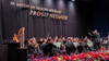 Dirigent und Orchester / Conductor and orchestra Orchester und Dirigent auf der Konzertbühne / Orchestra and conductor on stage