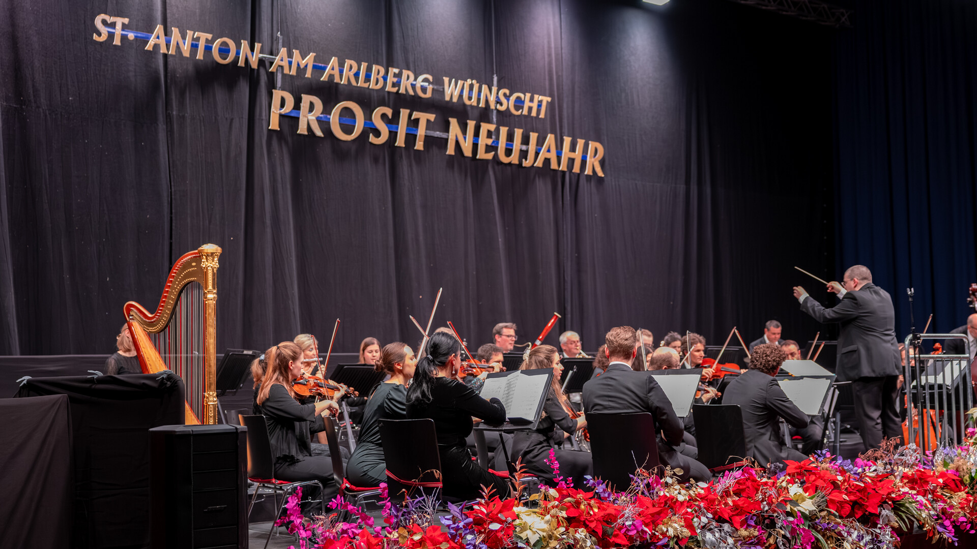 Dirigent und Orchester / Conductor and orchestra Orchester und Dirigent auf der Konzertbühne / Orchestra and conductor on stage