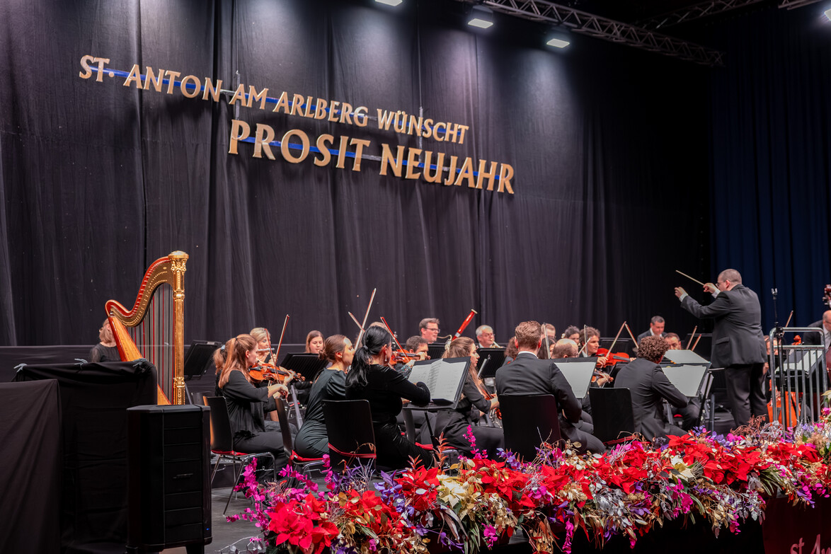 Orchester und Dirigent auf der Konzertbühne / Orchestra and conductor on stage