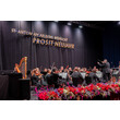Orchester und Dirigent auf der Konzertbühne / Orchestra and conductor on stage