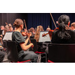Geigerinnen im Orchester während des Konzerts / Violinists performing during the concert