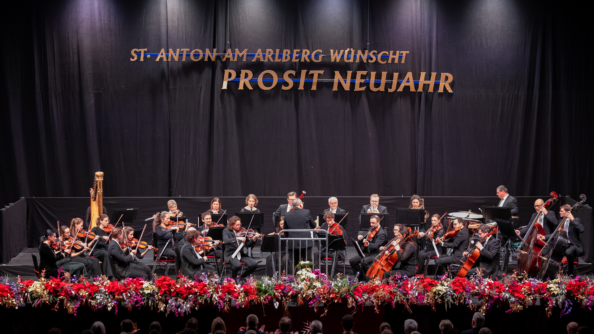 Orchester beim Arlberger Neujahrskonzert vor Publikum / Orchestra performing at the Arlberg New Year Concert Arlberger Neujahrskonzert / Arlberg New Year Concert