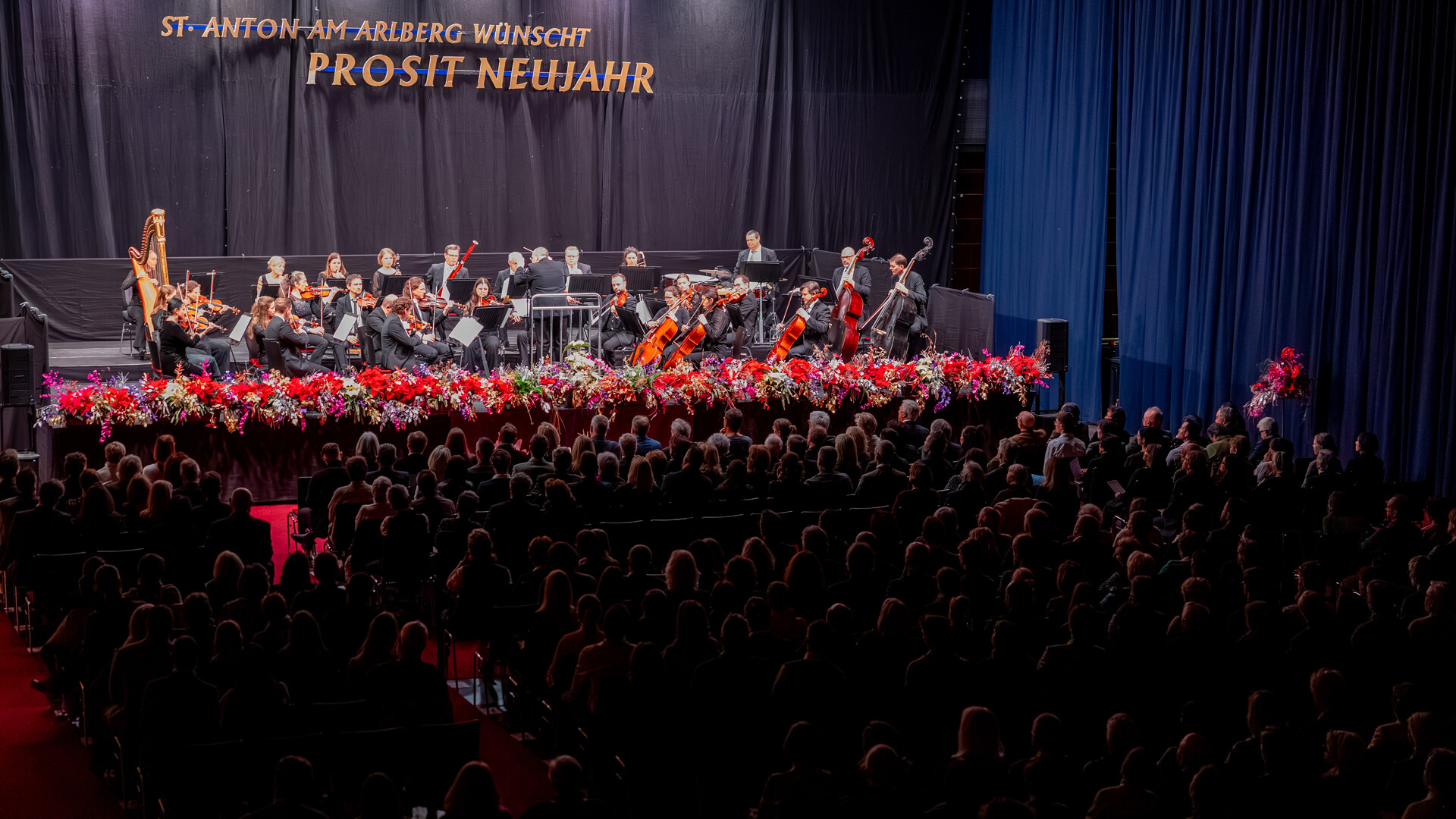 Orchester auf der Bühne / Orchestra on stage Orchester beim Arlberger Neujahrskonzert / Orchestra at the Arlberg New Year Concert
