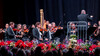 Streicher und Dirigent / Strings and conductor Streicher des Orchesters mit Dirigent / String section and conductor during performance