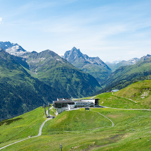 Panoramaaufnahme der Galzig Bergstation im Sommer mit Blick auf die umliegenden Berge