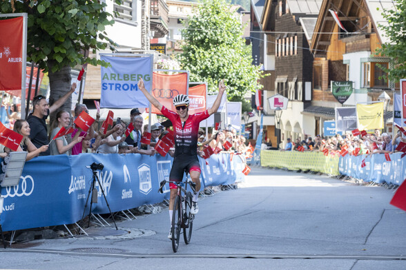 Sieger Rene Pammer bei der Zieleinfahrt in St. Anton am Arlberg 