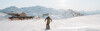 Sciare a St. Anton am Arlberg Una sciatrice scende lungo la pista al tramonto