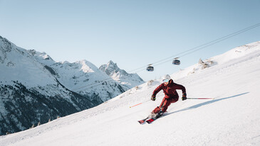 Ski Arlberg Una sciatrice scende con lo stile carving lungo una pista da sci a St. Anton am Arlberg