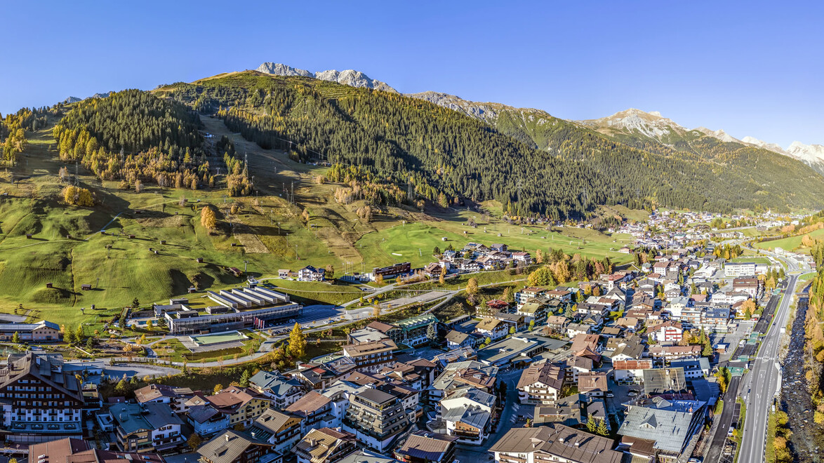 St. Anton im Herbst mit bunten Bäumen und grünen Wiesen. / St. Anton in autumn with colorful trees and green meadows.
