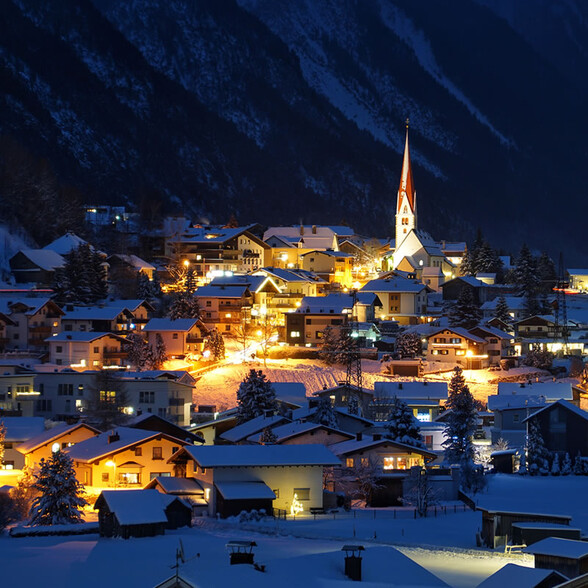 Ortschaft Pettneu am Arlberg bei Nacht