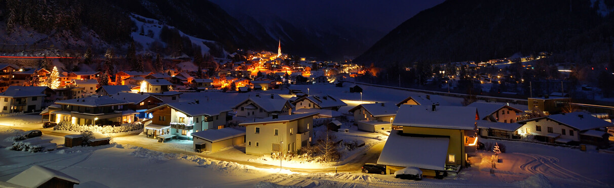 Ortschaft Pettneu im Winter bei Nacht