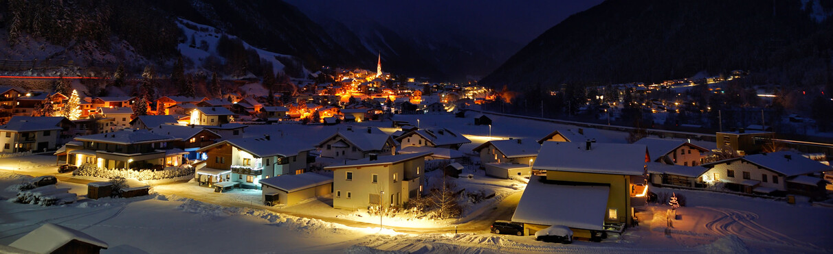 Pettneu am Arlberg in einer verschneiten Winternacht