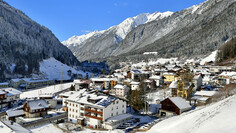 Das idyllische Bergdorf Flirsch im Winter mit Aussicht auf die schöne Bergkulisse im Stanzertal