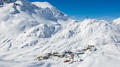 Drohnenaufnahme von St. Christoph am Arlberg mit tiefen Schnee bedeckt im Winter 