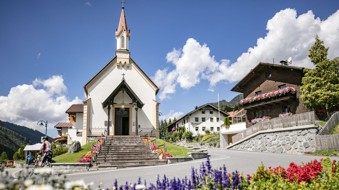 Die freistehende Kapelle am Orsteingang von Pettneu am Arlberg / The free-standing chapel at the entrance to the village of Pettneu am Arlberg