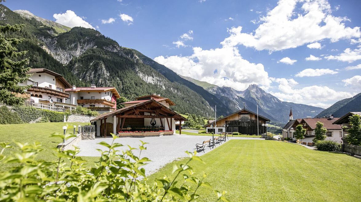 Weitwinkelaufnahme des Musikpavillon in Pettneu am Arlberg / Wide-angle shot of the music pavilion in Pettneu am Arlberg