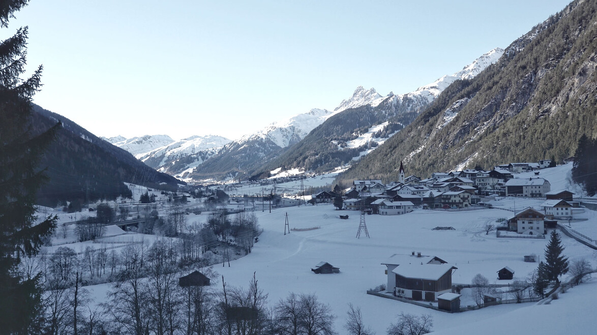 Drohnenaufnahme vom verschneiten Dorf Schnann im Winter / Drone shot of the snow-covered village of Schnann in winter