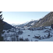Drohnenaufnahme vom verschneiten Dorf Schnann im Winter / Drone shot of the snow-covered village of Schnann in winter