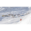 Ein Skifahrer fährt durch frischen Pulverschnee mit dem verschneiten Ort St. Christoph im Hintergrund. / A skier descends through fresh powder snow with snow-covered St. Christoph in the background.