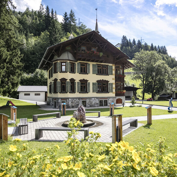 Ayuntamiento de Flirsch en verano