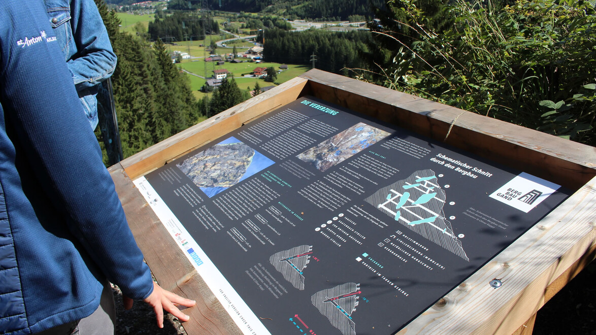 Große Informationstafel mit Grafiken zur Geschichte des Gander Bergbaus. / Large information board with graphics on the history of Gand mining.