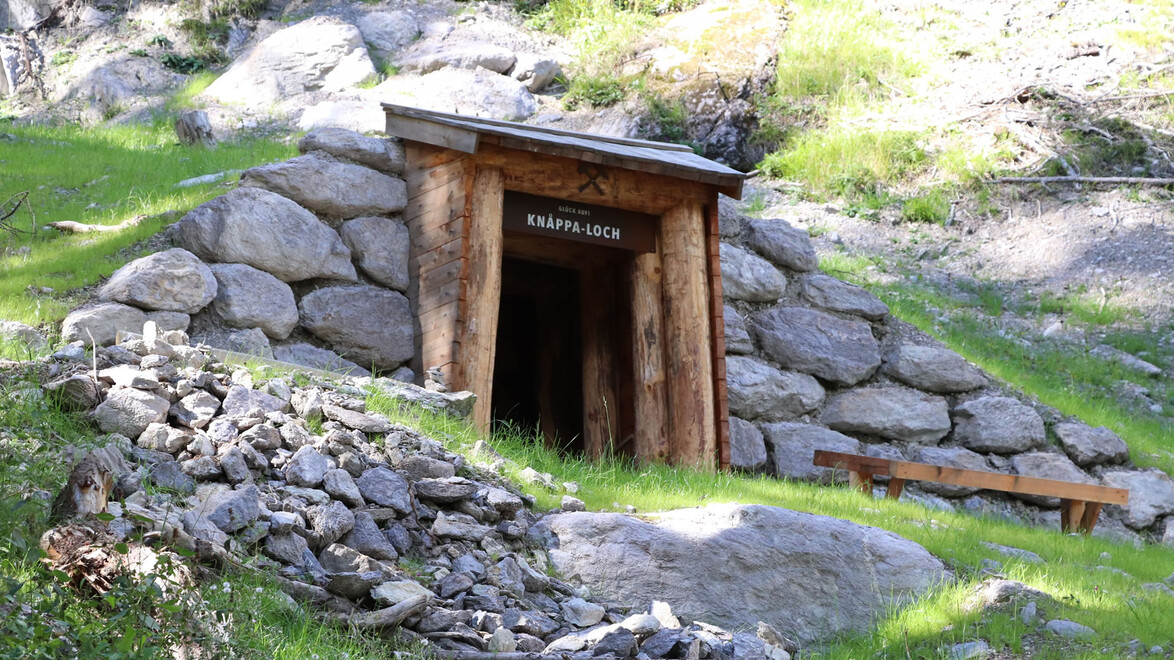 Niedriger Eingang eines mit Steinen eingefassten Bergwerksstollens. / Low entrance of a stone-lined mining tunnel.