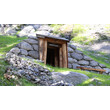 Niedriger Eingang eines mit Steinen eingefassten Bergwerksstollens. / Low entrance of a stone-lined mining tunnel.