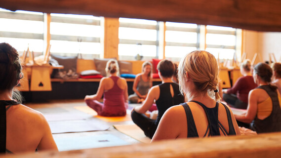 Winter yoga: Relaxation and mindfulness in the heart of Tyrol’s snowy alpine scenery.