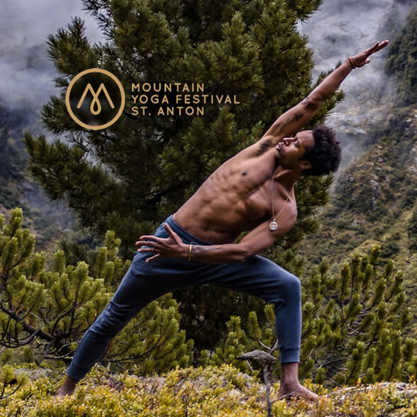 Ein Mann macht eine Yogapose im Wald, daneben das Logo des Mountain Yoga Festival St. Anton.
