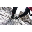 Nahaufnahme eines Klettersteig-Abschnitts mit Fokus auf Schuhwerk und Drahtseil zur Sicherung. / Close-up of a via ferrata section showing climbing shoes and steel rope for safety.