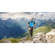 Ein Kletterer erreicht den Berggrat, im Hintergrund das Panorama der Alpen. / A climber reaches the mountain ridge with the Alps stretching out in the background.