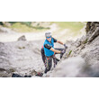 Ein Kletterer sichert sich an einem Drahtseil in einer steilen Felswand beim Aufstieg. / A climber secures to a steel rope on a steep rock face during ascent.