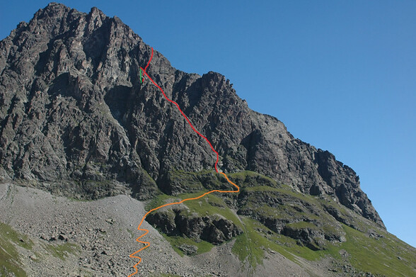 Eine markierte Kletterroute verläuft auf die steile Faselfadspitze, mit orangefarbenem Zustieg und roter Linie im oberen Abschnitt.