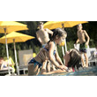 Mutter spielt lachend mit ihrer kleinen Tochter im Pool unter gelben Schirmen / Mother laughs and plays with her little daughter in the pool under yellow umbrellas