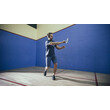 Mann beim Squashspiel in blauer Halle / Man playing squash in a blue-walled indoor court