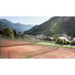 Roter Tennisplatz im Freien mit Blick auf Berge und Ort / Outdoor red clay tennis court with mountains and village view