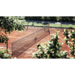 Freiluft-Tennisplatz mit Netz, umgeben von Bäumen / Outdoor clay tennis court with net, surrounded by trees