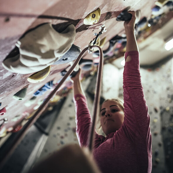 Bouldering in the arl.park sports centre in St. Anton am Arlberg