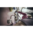 Kletterin in der Wand mit Sicherungskarabinern / Female climber on wall with safety carabiners