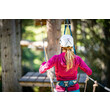 Teilnehmerin mit Helm am Hochseil, Rückenansicht, zwischen Plattform und Seil gespannt / Participant with helmet on high rope, rear view, between platform and rope tension