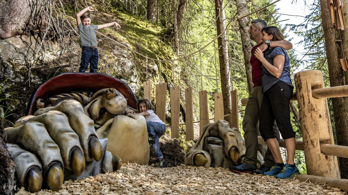Kinder entdecken übergroße Sagenfigur im Wald / Children discovering oversized mythical figure in forest