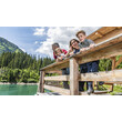 Familie auf Holzsteg am See, Blick auf das Wasser / Family on wooden platform at the lake, enjoying the view