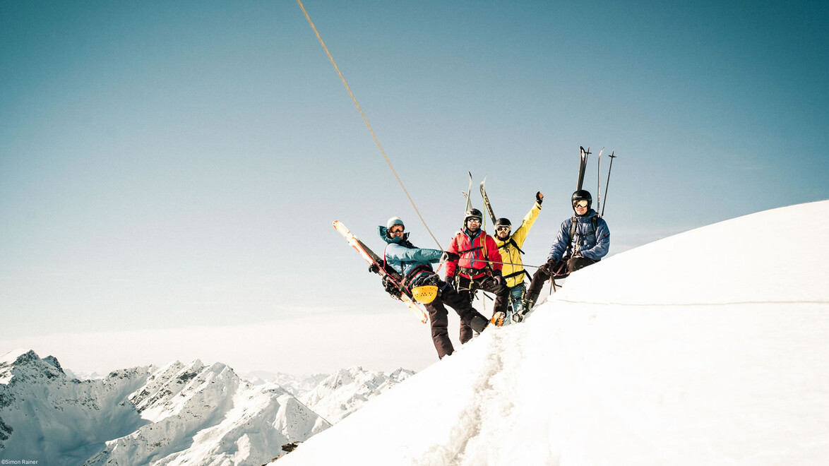 Gruppe erreicht gemeinsam den Gipfel bei strahlendem Wetter / Group reaching summit together in sunny weather