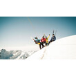 Gruppe erreicht gemeinsam den Gipfel bei strahlendem Wetter / Group reaching summit together in sunny weather
