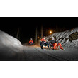 Drei Rodler:innen fahren bei Nacht mit Stirnlampen durch eine Kurve einer Rodelstrecke im Wald / Three sledders with headlamps navigate a turn of a forest toboggan trail at night
