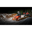 In der Kurve einer nächtlichen Rodelbahn fahren mehrere Rodler:innen nebeneinander / Several tobogganers ride side by side in a curve of a nighttime sledding track