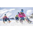 Vorneweg rodelt eine Person mit pinker Jacke, gefolgt von zwei weiteren im Schnee bei Tageslicht / A person in a pink jacket leads the toboggan run, followed by two others in the snow during daylight