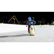 Ein Kind mit Helm hält sich auf der Eisfläche an einem Pinguin fest, um das Gleichgewicht zu üben / A helmeted child uses a penguin skating aid to practice balance on the ice
