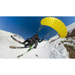 Tandem-Paragleiten mit gelbem Schirm über Pisten im Winter / Tandem paragliding with yellow canopy above ski slopes in winter
